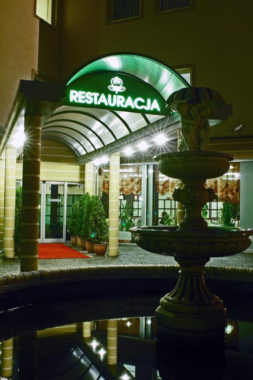 L'Ascada Hotel Śrem Buitenkant foto