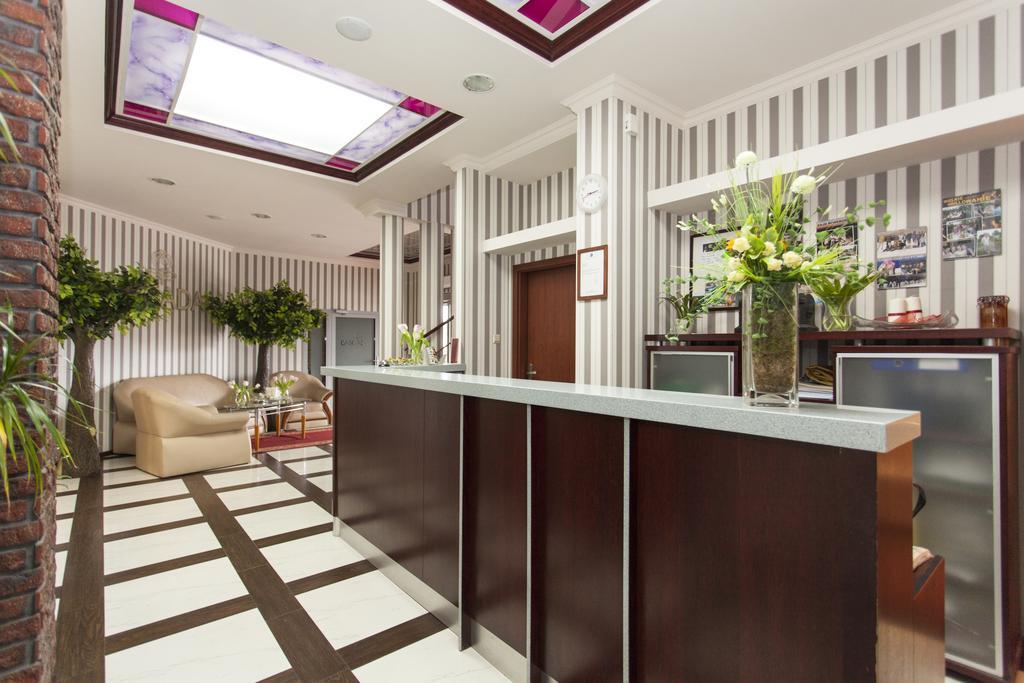 L'Ascada Hotel Śrem Buitenkant foto