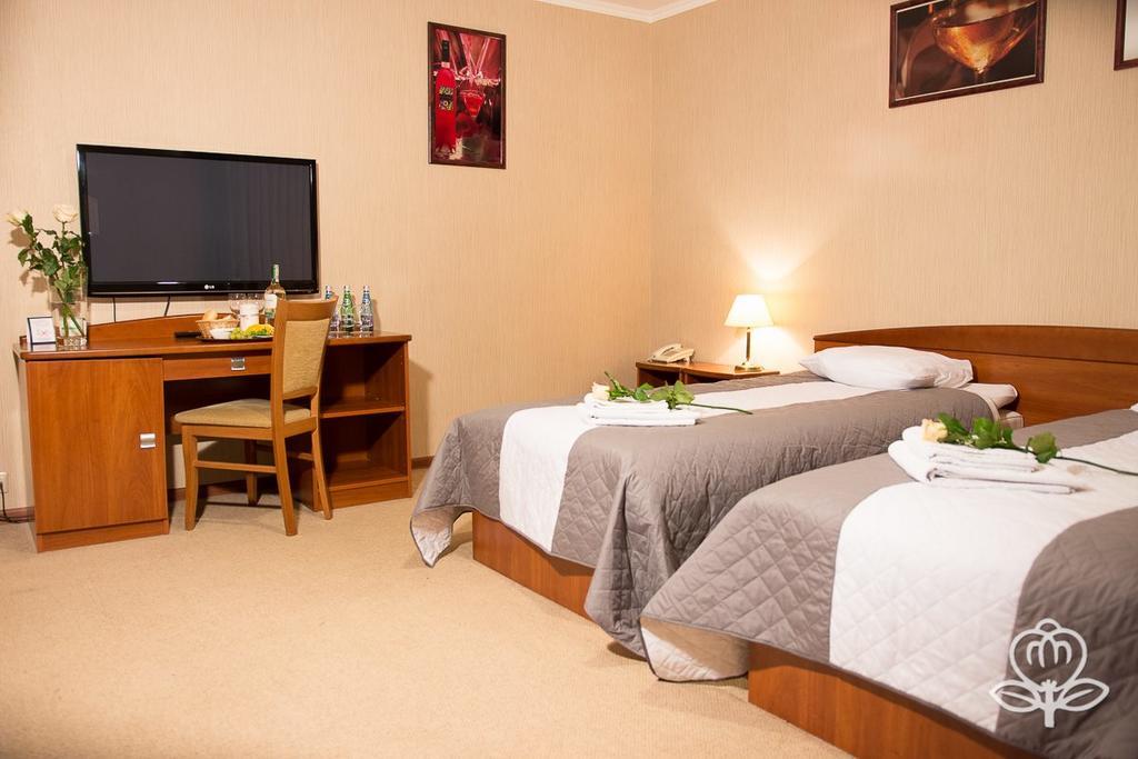 L'Ascada Hotel Śrem Buitenkant foto