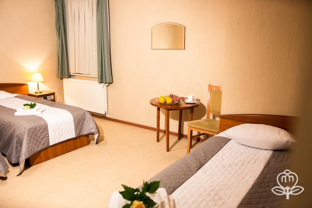 L'Ascada Hotel Śrem Buitenkant foto