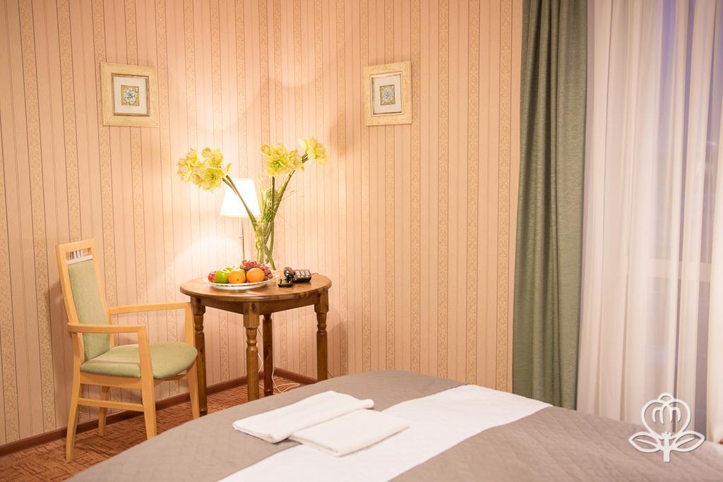 L'Ascada Hotel Śrem Buitenkant foto