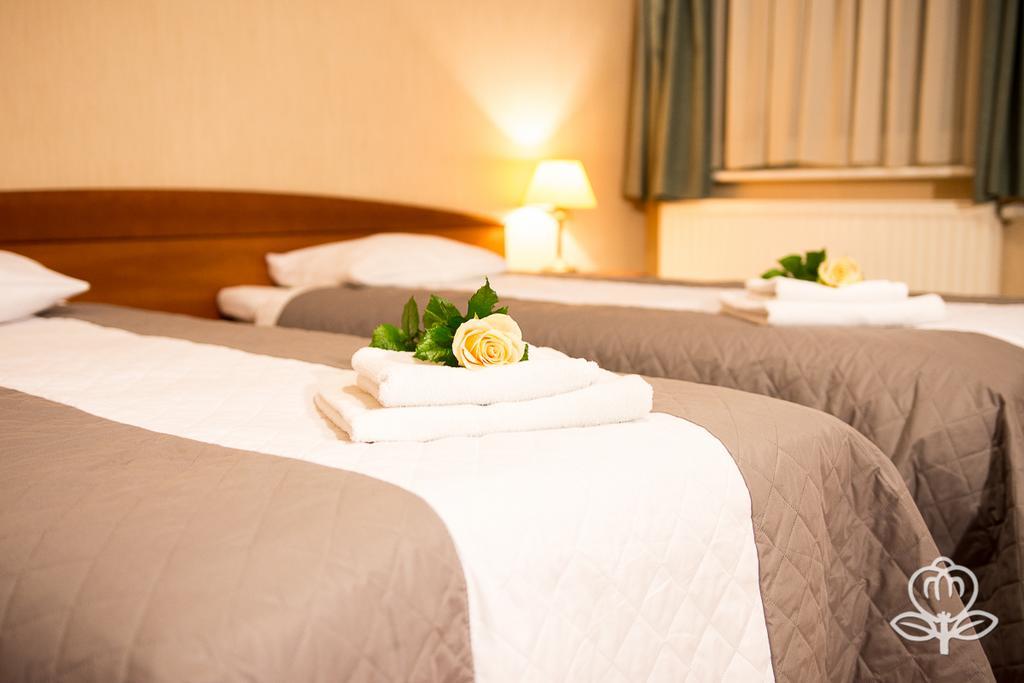 L'Ascada Hotel Śrem Buitenkant foto