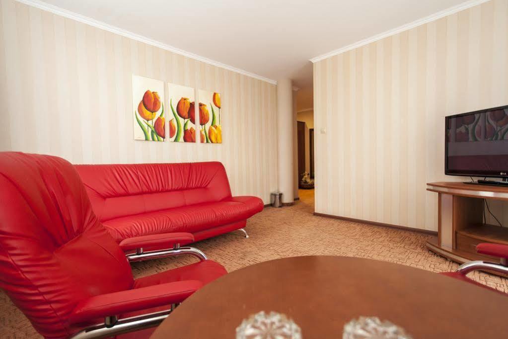 L'Ascada Hotel Śrem Buitenkant foto