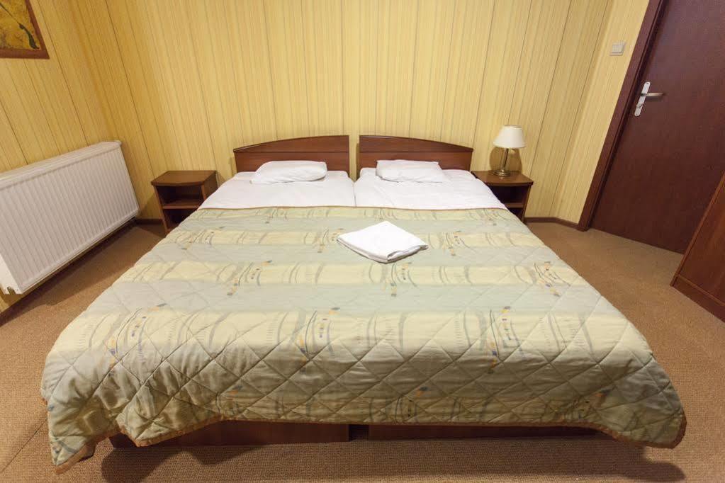 L'Ascada Hotel Śrem Buitenkant foto