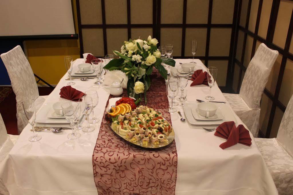 L'Ascada Hotel Śrem Buitenkant foto
